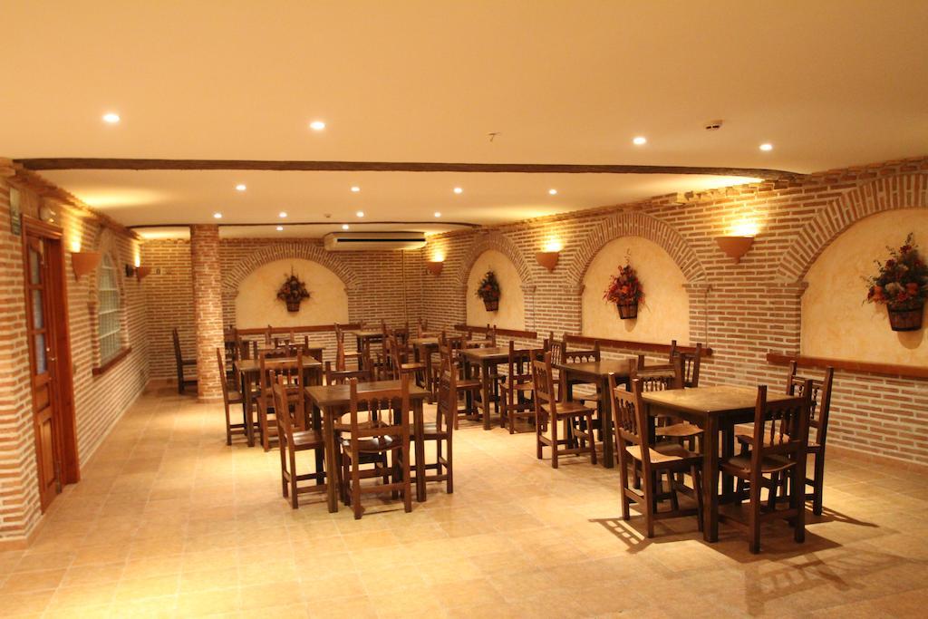 Hostal Restaurante Cuatro Caminos Calera y Chozas Exterior photo
